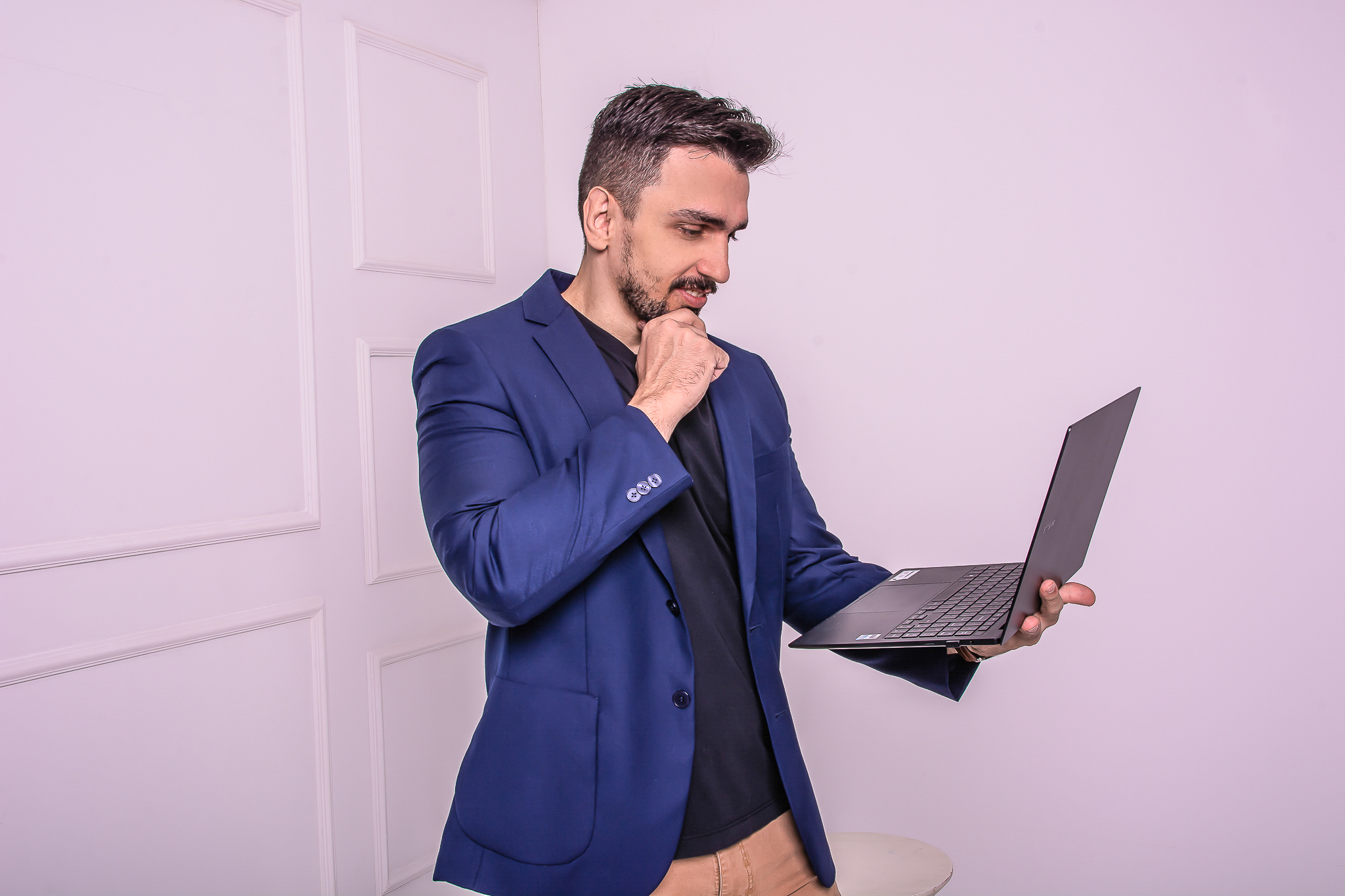 Diego Perseguin analisando uma campanha no notebook